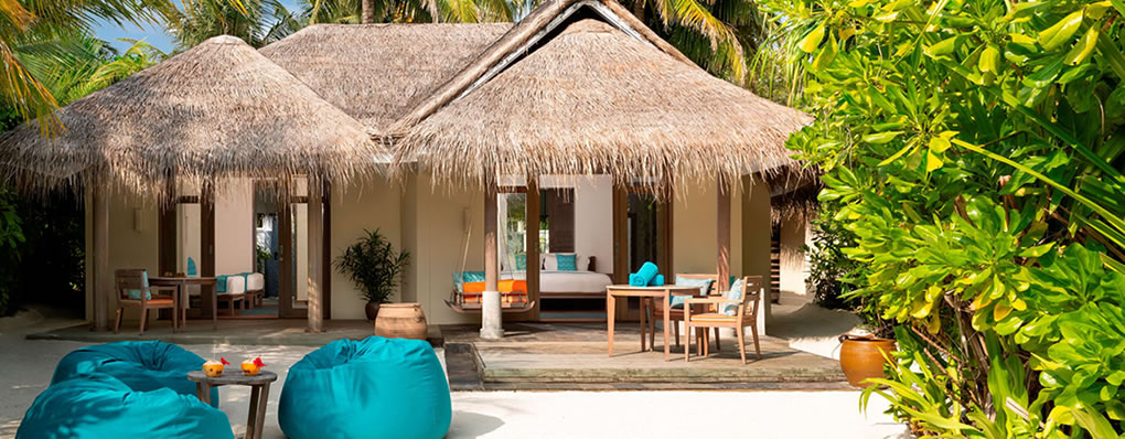 Beach Villa Familiar en madera con techos en Maldivas hotel Anantara Dhigu